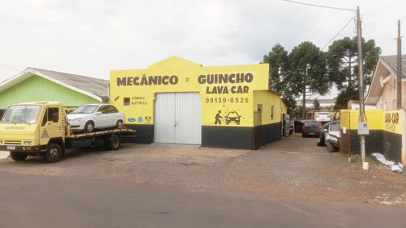 Mecânico realizando manutenção no motor